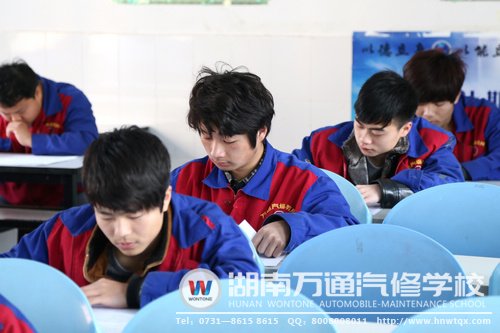 筆試考場，學子們認真作答