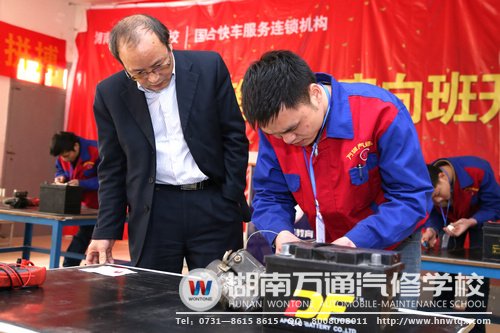 仔細操作，嚴謹有序