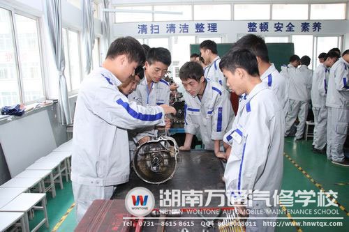 湖南萬(wàn)通采用“分組實(shí)訓(xùn)教學(xué)法”、項(xiàng)目工單教學(xué)，讓學(xué)生都能學(xué)到實(shí)用技術(shù)