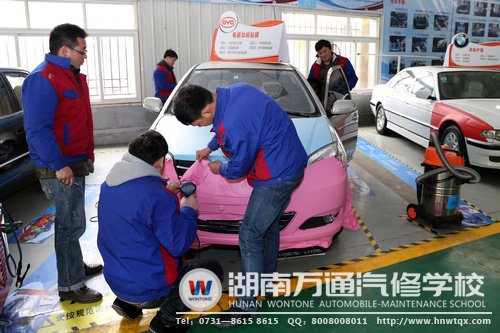 學(xué)生一起動(dòng)手，讓車輛“換裝”