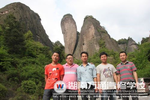 湖南萬通的老師們在崀山偶遇畢業(yè)學(xué)子（左一、左三）