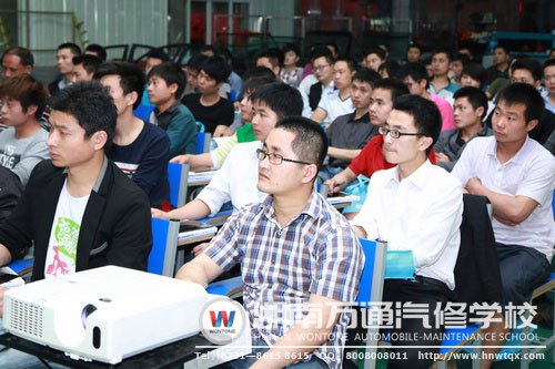 來自各大汽車企業(yè)的技術(shù)人員認(rèn)真聽講