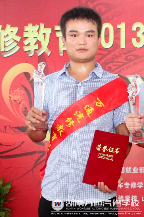 李政被評(píng)為“創(chuàng)業(yè)之星”，他通過(guò)學(xué)汽修改寫(xiě)了命運(yùn)