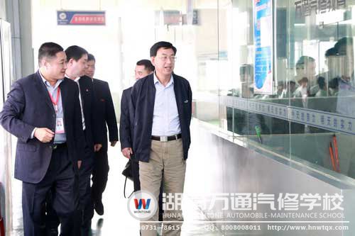 中共湖南省社會(huì)組織工作委員會(huì)副書記、省社會(huì)組織黨的群眾路線教育實(shí)踐活動(dòng)領(lǐng)導(dǎo)小組副組長(zhǎng)、湖南省民政廳李勁夫副廳長(zhǎng)（右一）參觀湖南萬通汽修學(xué)校