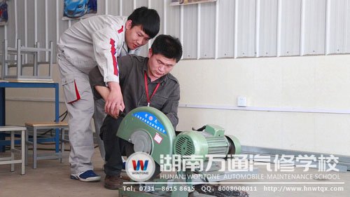 萬意在老師的指導(dǎo)下改進