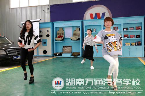 女生舞蹈，先保留一下實(shí)力