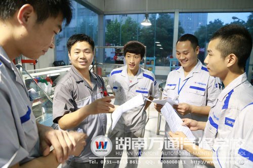 賽前，選手們不忘與班主任交流