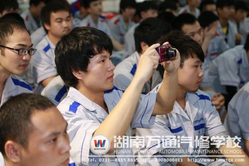 比賽精不精彩呢？瞧瞧這位拿起相機的同學就知道！