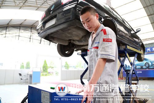 李卓賢喜歡汽車，也喜歡汽修帶來(lái)的樂趣