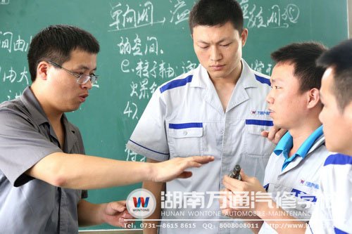 學(xué)生向老師請(qǐng)教問題
