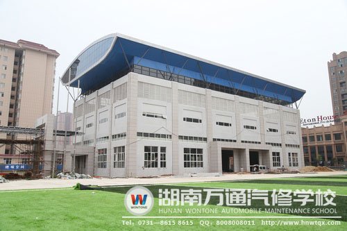 學(xué)校即將完工的體育館