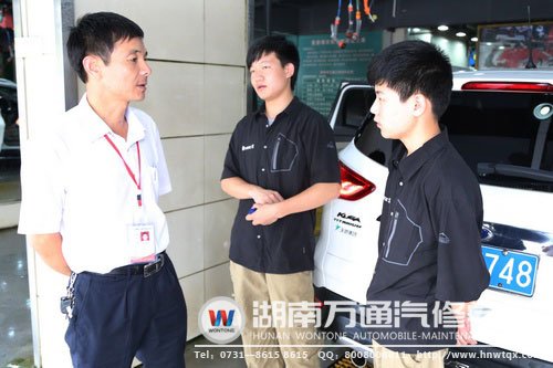 班主任韓老師與學生溝通，尋問工作近況、鼓勵學生認真工作