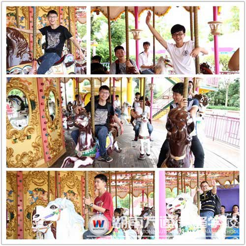 一群大男生開心的玩旋轉(zhuǎn)木馬，有點(diǎn)可愛