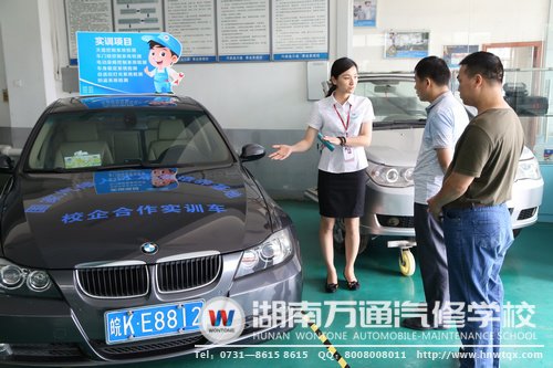 職業(yè)規(guī)劃師帶學(xué)生家長參觀教學(xué)設(shè)備 