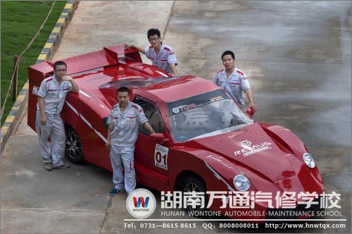 湖南萬通汽修學(xué)校，90后學(xué)生成功將報(bào)廢汽車改“法拉利”跑車。
