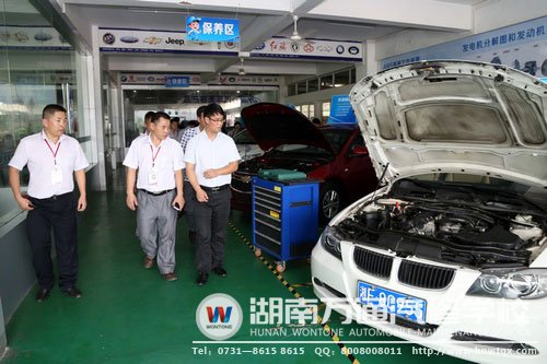 李部長(zhǎng)在潘校的陪同下參觀學(xué)校高級(jí)汽車實(shí)訓(xùn)室