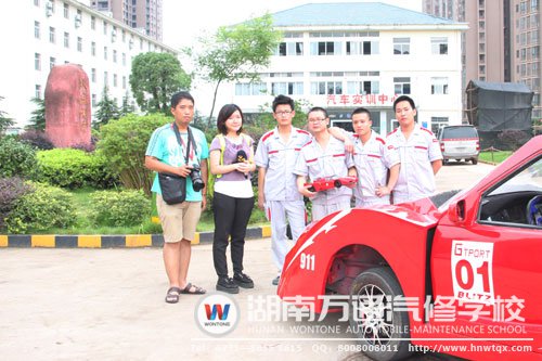 改裝車成員與湖南都市、政法頻道記者合影