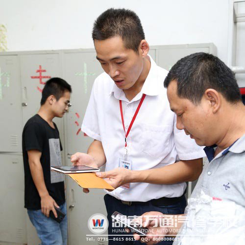 班主任與家長互留手機(jī)號碼方便以后交流聯(lián)系