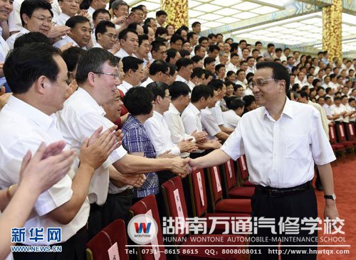 全國職業(yè)教育工作會議在北京召開。中共中央政治局常委、國務院總理李克強在會前接見與會全體代表并講話