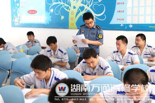 在運(yùn)管局領(lǐng)導(dǎo)的監(jiān)考下 沉著考試的萬通學(xué)子們