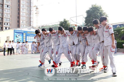 比賽中笑臉洋溢的萬(wàn)通學(xué)子們