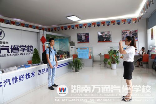 新學(xué)報(bào)名入學(xué)，老師為其照相留念