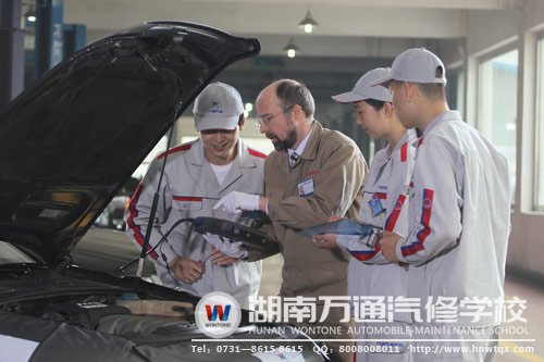 元征設(shè)備上課，為做汽車醫(yī)生打下堅(jiān)實(shí)的基礎(chǔ)