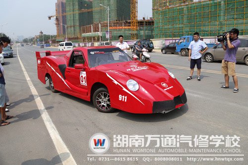 法拉利到達(dá)比賽現(xiàn)場(chǎng)，引媒體及路人關(guān)注