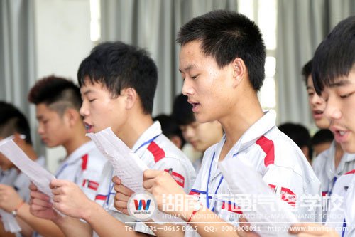 詩朗誦，表示對(duì)校企5班的愛和自己入學(xué)的誓言