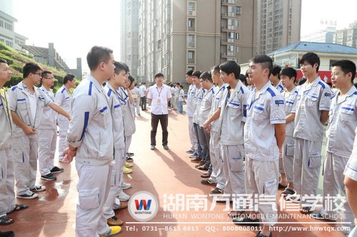 萬(wàn)通學(xué)子在晨訓(xùn)中