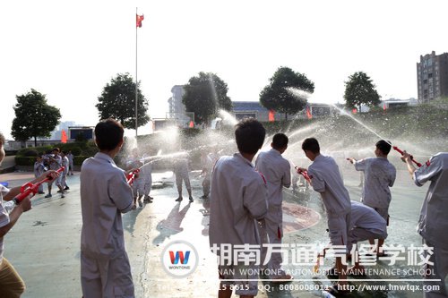 湖南萬通：新生校園趣味活動，都玩嗨啦