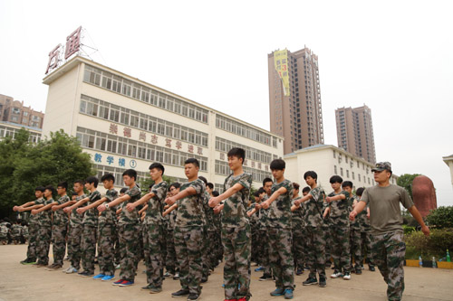 軍事訓(xùn)練場上，未來的“汽車醫(yī)生”