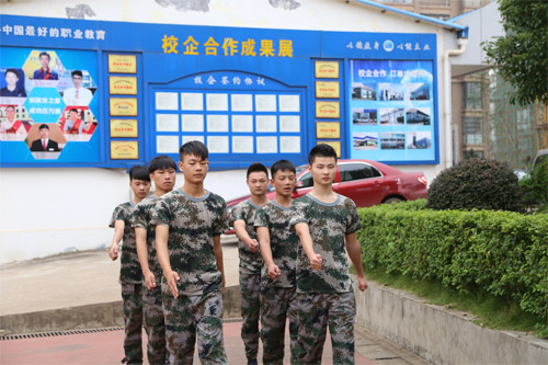 新生軍訓(xùn)進(jìn)行時(shí)，我們很珍惜這種時(shí)光
