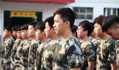 軍訓(xùn)第四課:集中注意力,步伐統(tǒng)一!