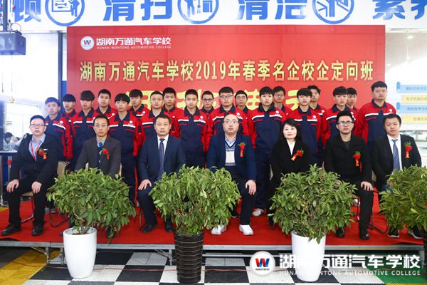 既把學(xué)問(wèn)胸中藏,又見(jiàn)技術(shù)指尖舞