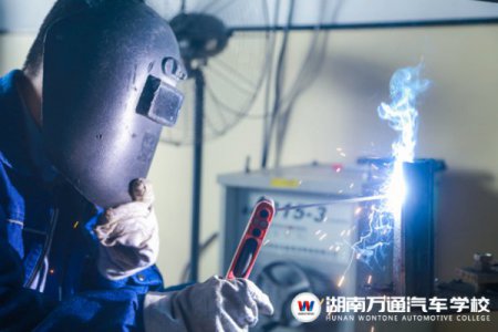 短期學(xué)什么技術(shù)發(fā)展好、工資高？焊接！