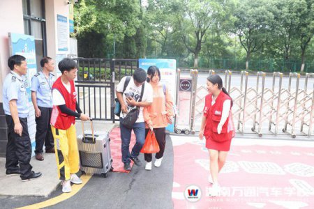 一對一專屬服務(wù)，學(xué)長學(xué)姐“花式”迎新生