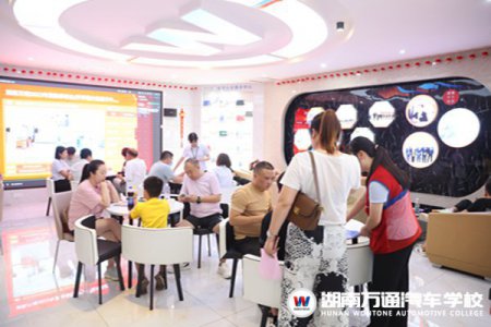 中考成績未出爐，我校迎報名高峰！