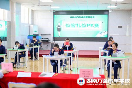 美麗當(dāng)先，不負(fù)青春！“書”“妝”切換自由的女孩就是美好的樣子