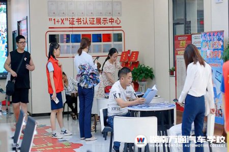 現(xiàn)場火爆！中考后，這些考生和家長都往這所學校跑…… 圍觀湖南萬通火熱招生現(xiàn)場