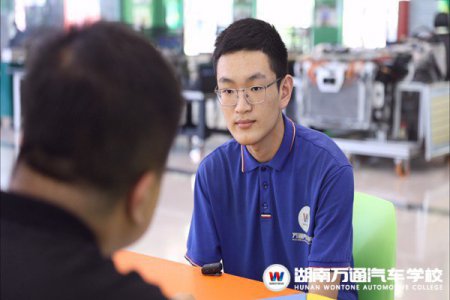 成就學(xué)子，賦能產(chǎn)業(yè)丨人民網(wǎng)再進(jìn)萬(wàn)通汽車教育，探訪新能源專業(yè)奧秘