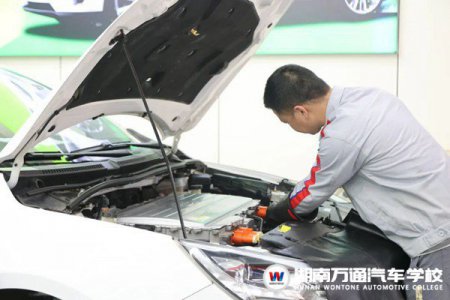 【維修工擔(dān)心不會(huì)電車？】短期的汽車新能源技術(shù)更適合成年人選擇！