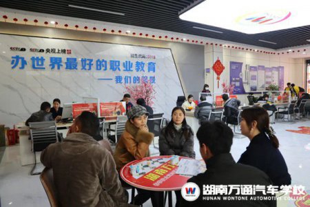 人勤春來早，學技要趁早，報名現(xiàn)場火熱開放~春季報名選學校，看這4點就夠了!