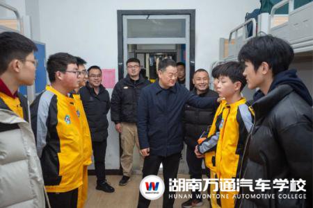 愛滿校園 校長暖心巡寢室,請你喝＂春天的第一杯奶茶＂
