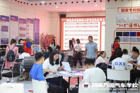 搶位入學(xué)！“帶著行李來報名”，家長的信任是湖南萬通實力與口碑最好的證明