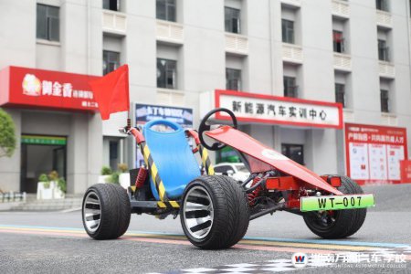 我們自己造了一輛卡丁車(chē)!加滿(mǎn)油,向前沖,永遠(yuǎn)熱愛(ài)
