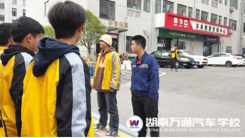 超長待機16小時!沉浸式走進湖南萬通班主任老師的一天