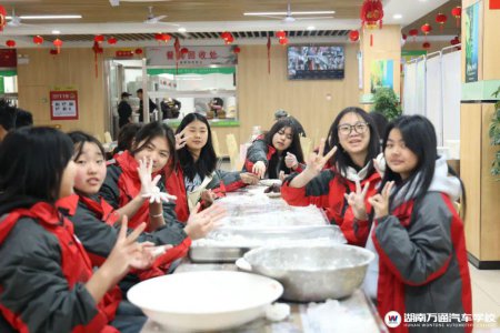 元宵共團(tuán)圓,燈謎喜樂(lè)匯!爸爸媽媽請(qǐng)放心,我和同學(xué)們一起包湯圓過(guò)節(jié)啦