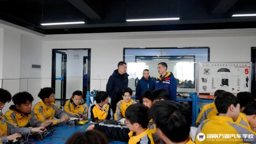 關(guān)懷備至,育人在心!湖南萬(wàn)通李校長(zhǎng)深入走訪慰問(wèn)新生