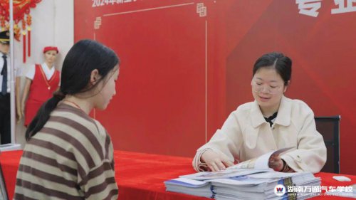 這家學(xué)校把企業(yè)面試搬到校園里,比亞迪、黃花機(jī)場、藍(lán)思科技、等企業(yè)走進(jìn)湖南萬通